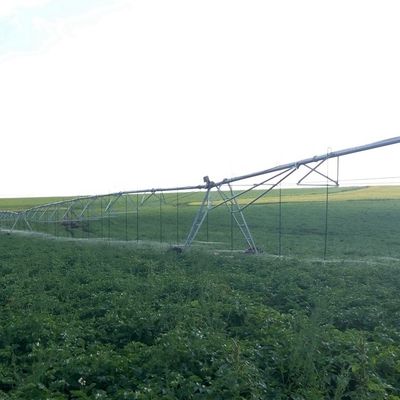 168 cm Durchmesser Bewässerungssystem für moderne landwirtschaftliche Maschinen Zentrum Drehbewegungsbewässerung Ausrüstung Wahl Metall heiße Oberfläche