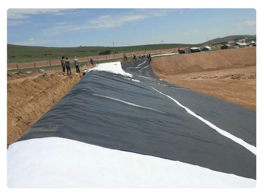 Glatte Oberfläche HDPE-Geomembran für Deponien See und Tunnelbau 50m-200m Chemikalienbeständig