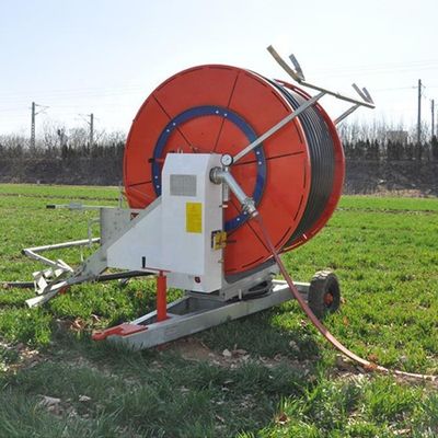 Landwirtschaftliche Reisende Bewässerung Hard Hose Reel Bewässerung Sprinklermaschine 210V für maximale Bewässerungseffizienz
