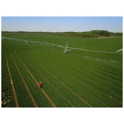2024 Große Alfalfa-Farm Landwirtschaft Fernüberwachungszentrum Drehbewegungsbewässerungssystem mit beweglichen seitlichen Schleppstil