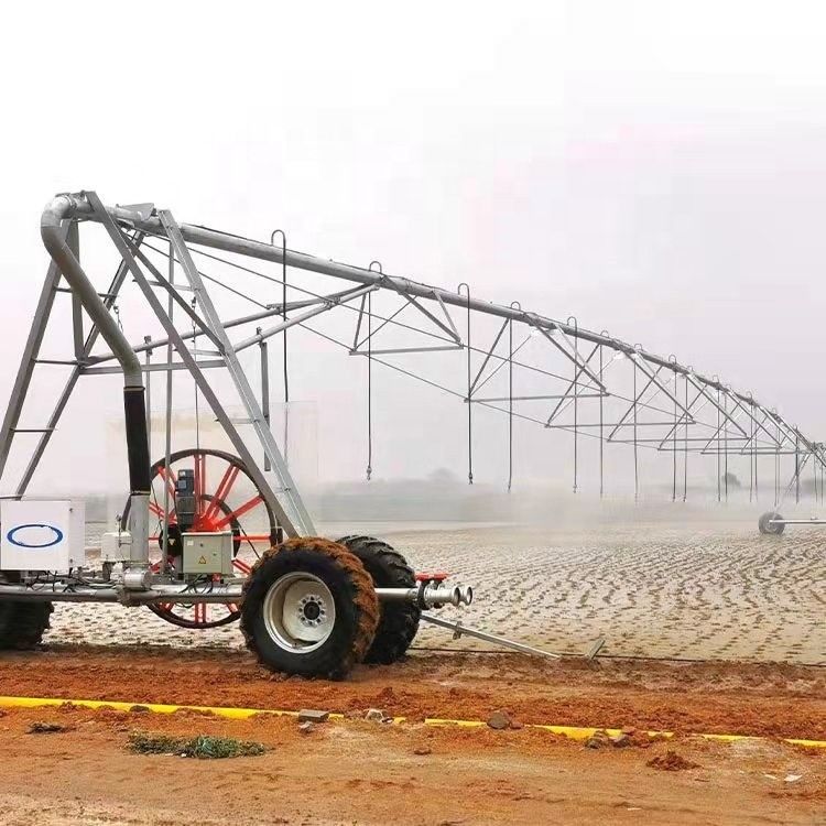 Revolutionäre und umweltfreundliche Landwirtschaft Kartoffelfarm Alfalfa Feldzentrum Drehbewegungsbewässerungssystem mit Solarenergie